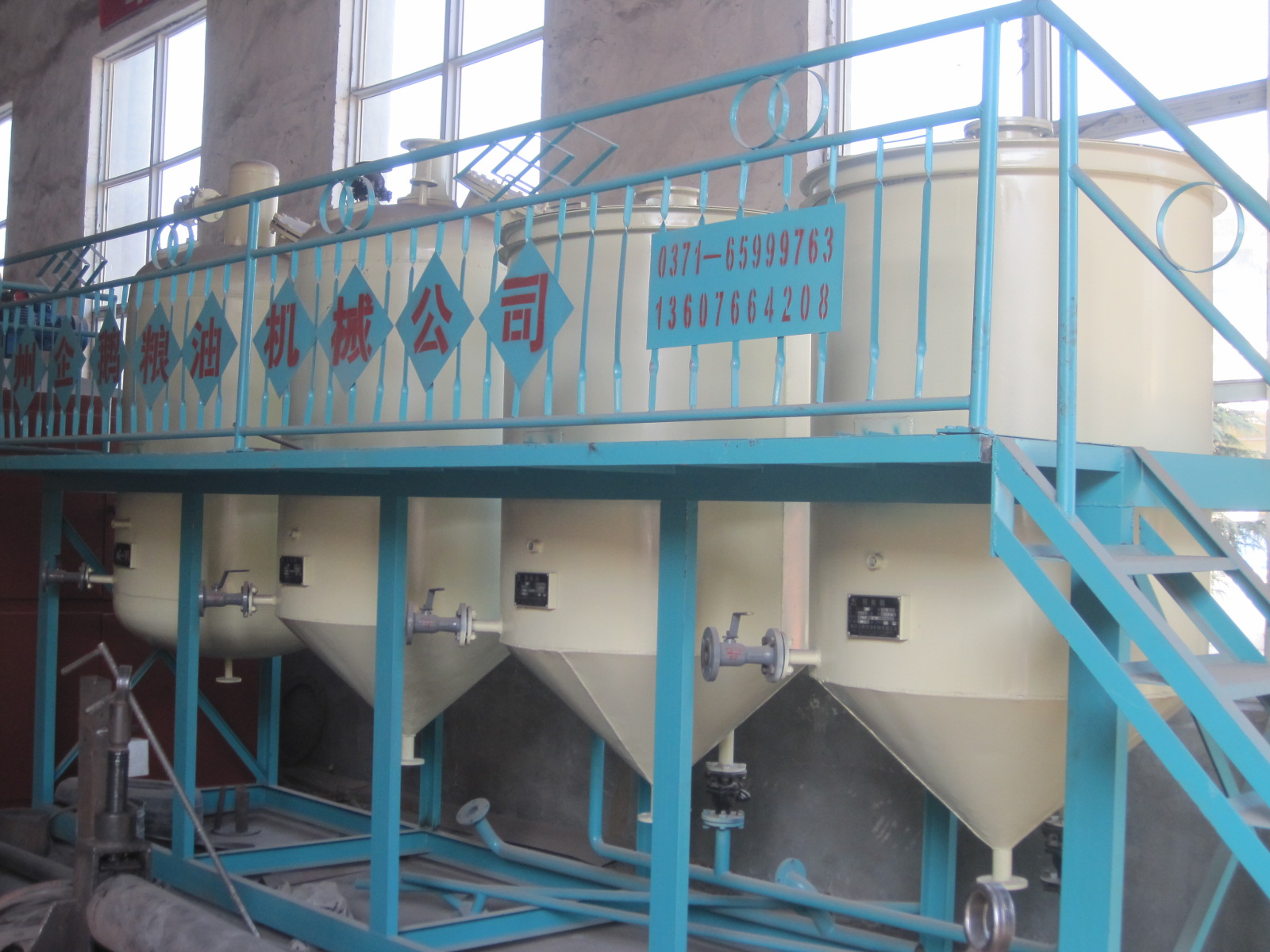 精煉油設(shè)備一角(圖1) 精煉油設(shè)備